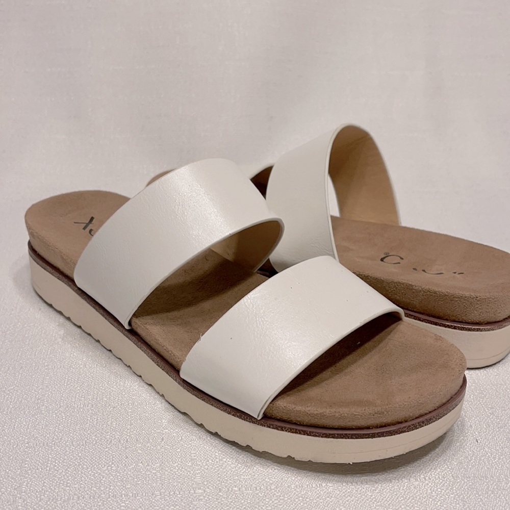 Women slip on sandals size 7 white and tan color like new - Picture 2 of 3